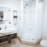 Twin-bathroom